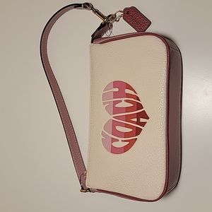 Coach Nolita 19 heart motif